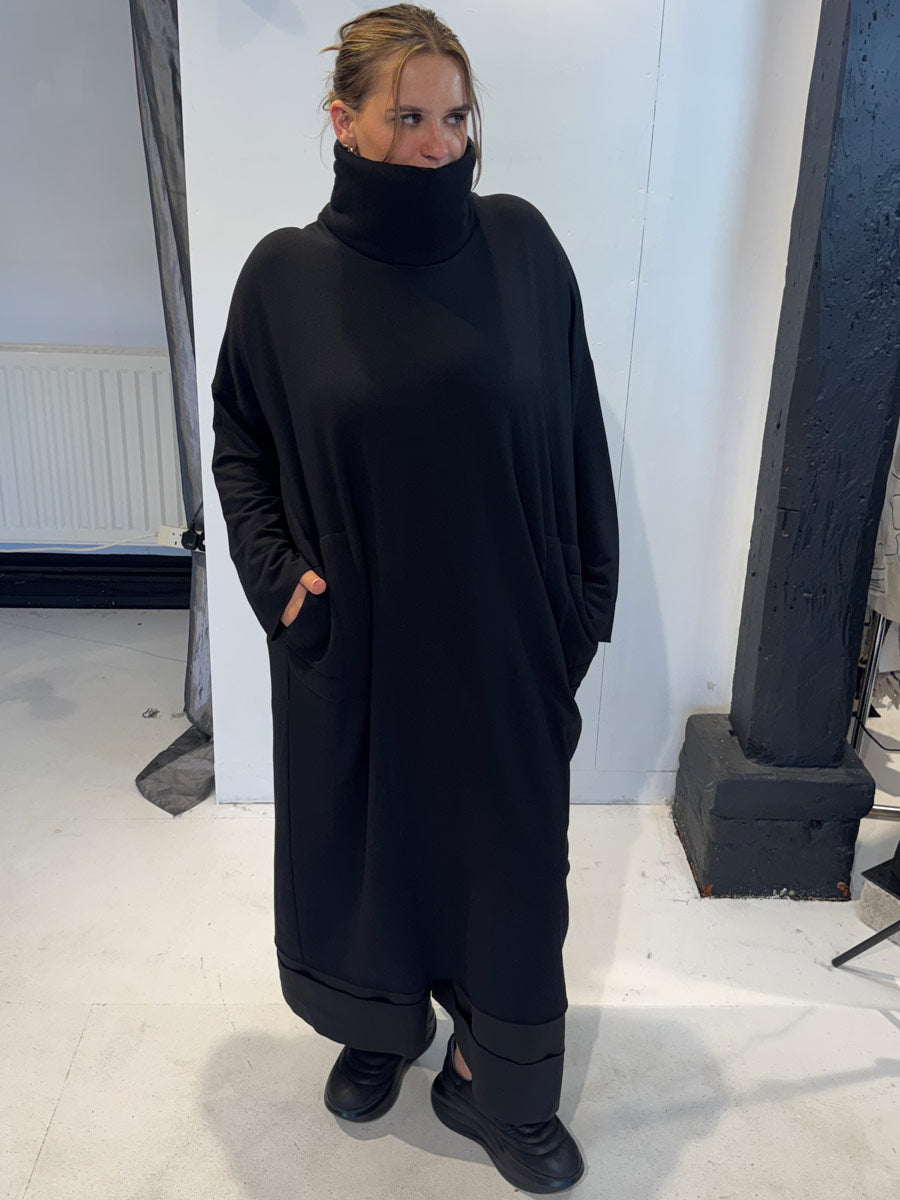 La Vaca Loca Mara oversized dress with hands in pockets