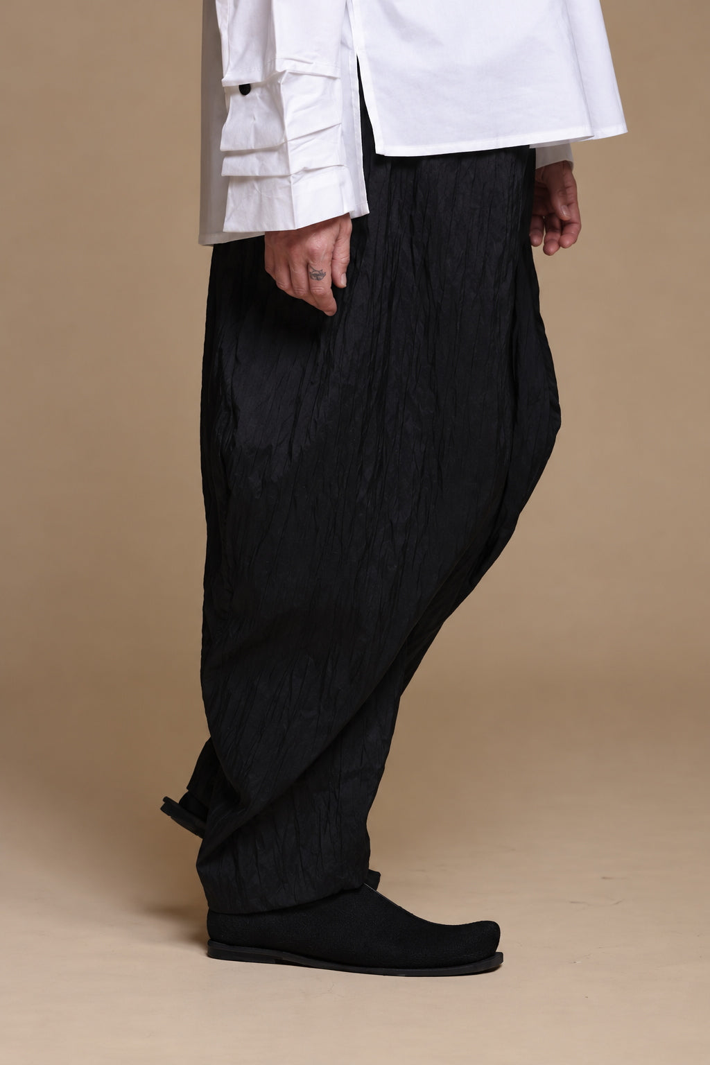 Black crinkle balloon trousers, right side view