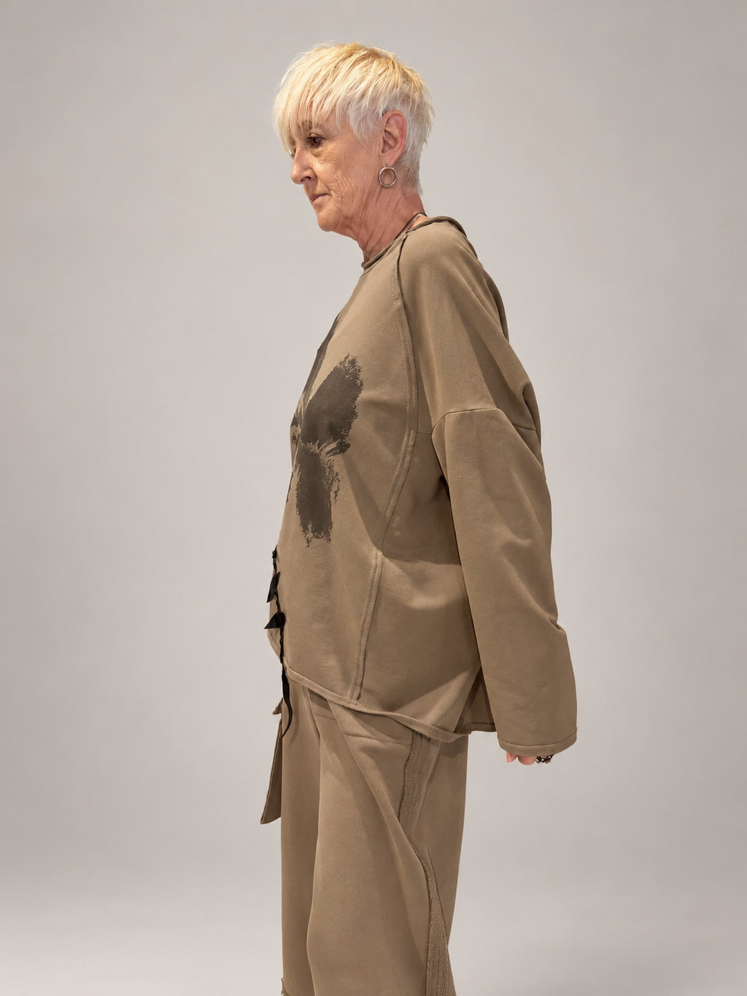 Kedziorek taupe floral print top, side view showing dropped shoulder, loose sleeve and hem