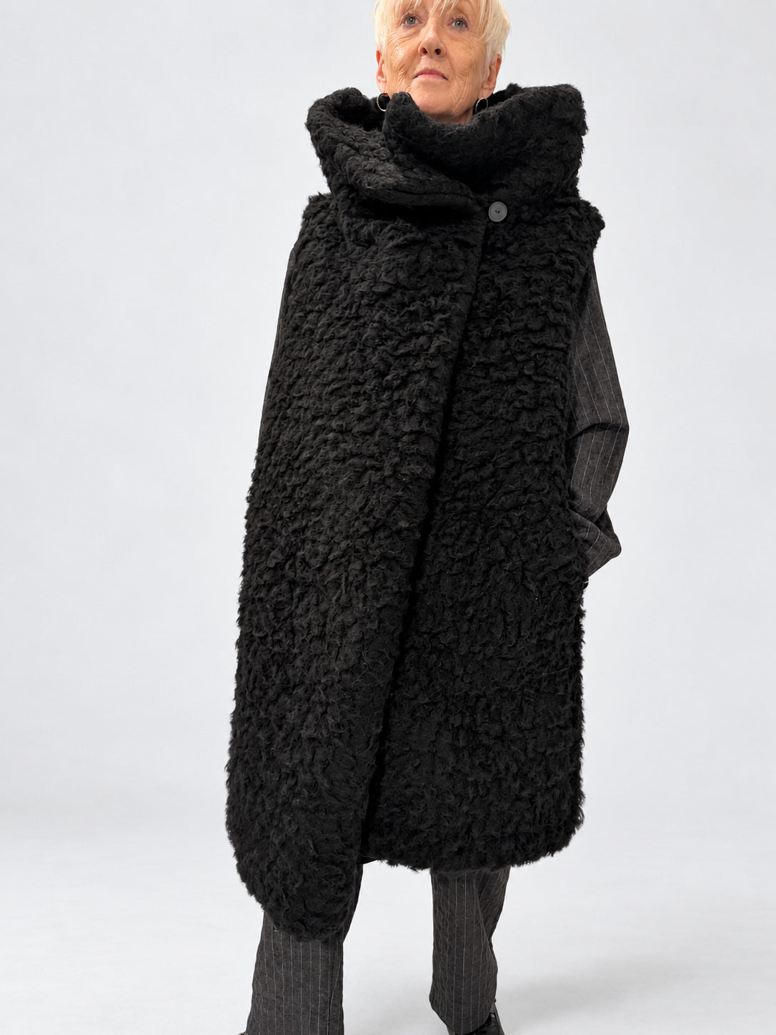 Kedziorek 5551 black long textured gilet — main, closed view