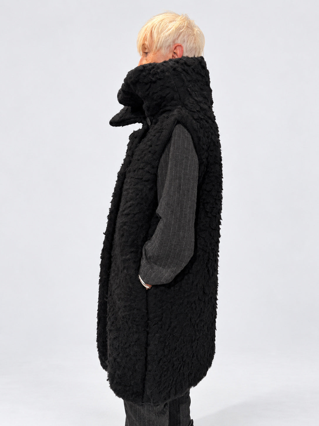 Kedziorek 5551 black long textured gilet — side view
