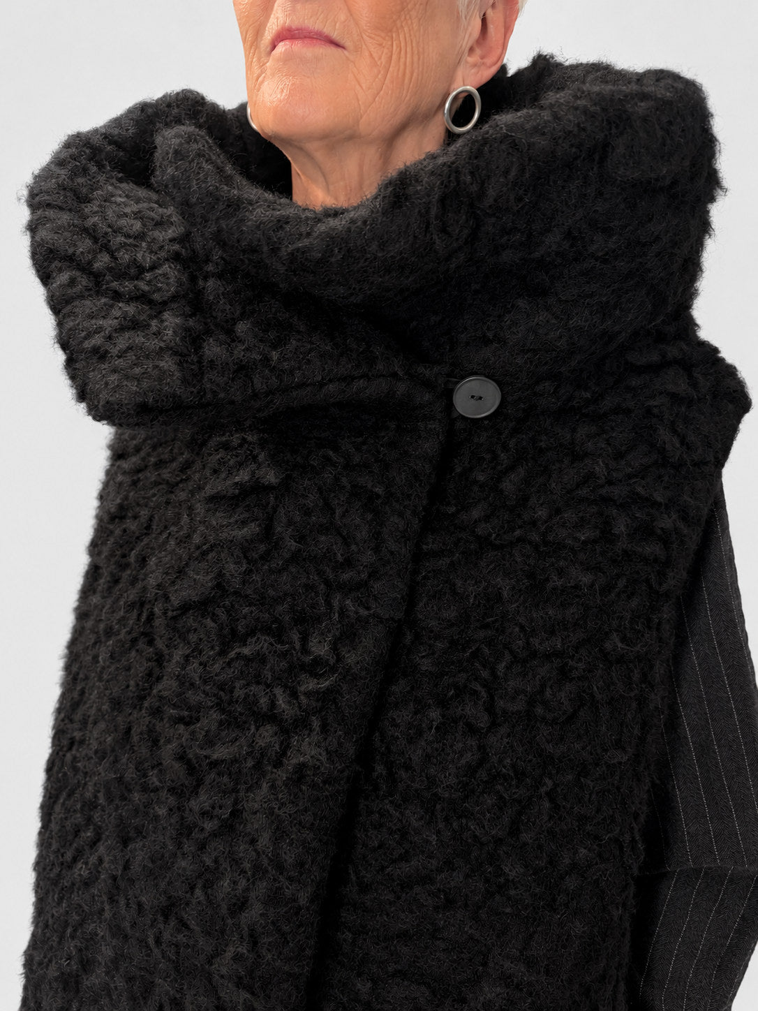 Kedziorek 5551 black long textured gilet — collar detail view