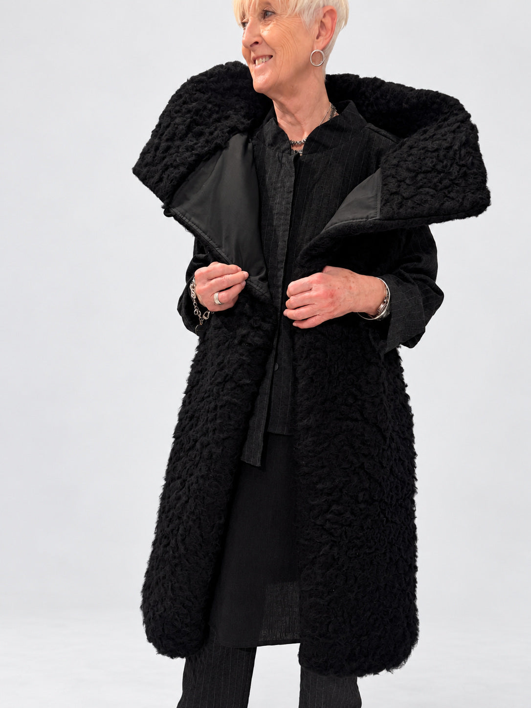 Kedziorek 5551 black long textured gilet — open view