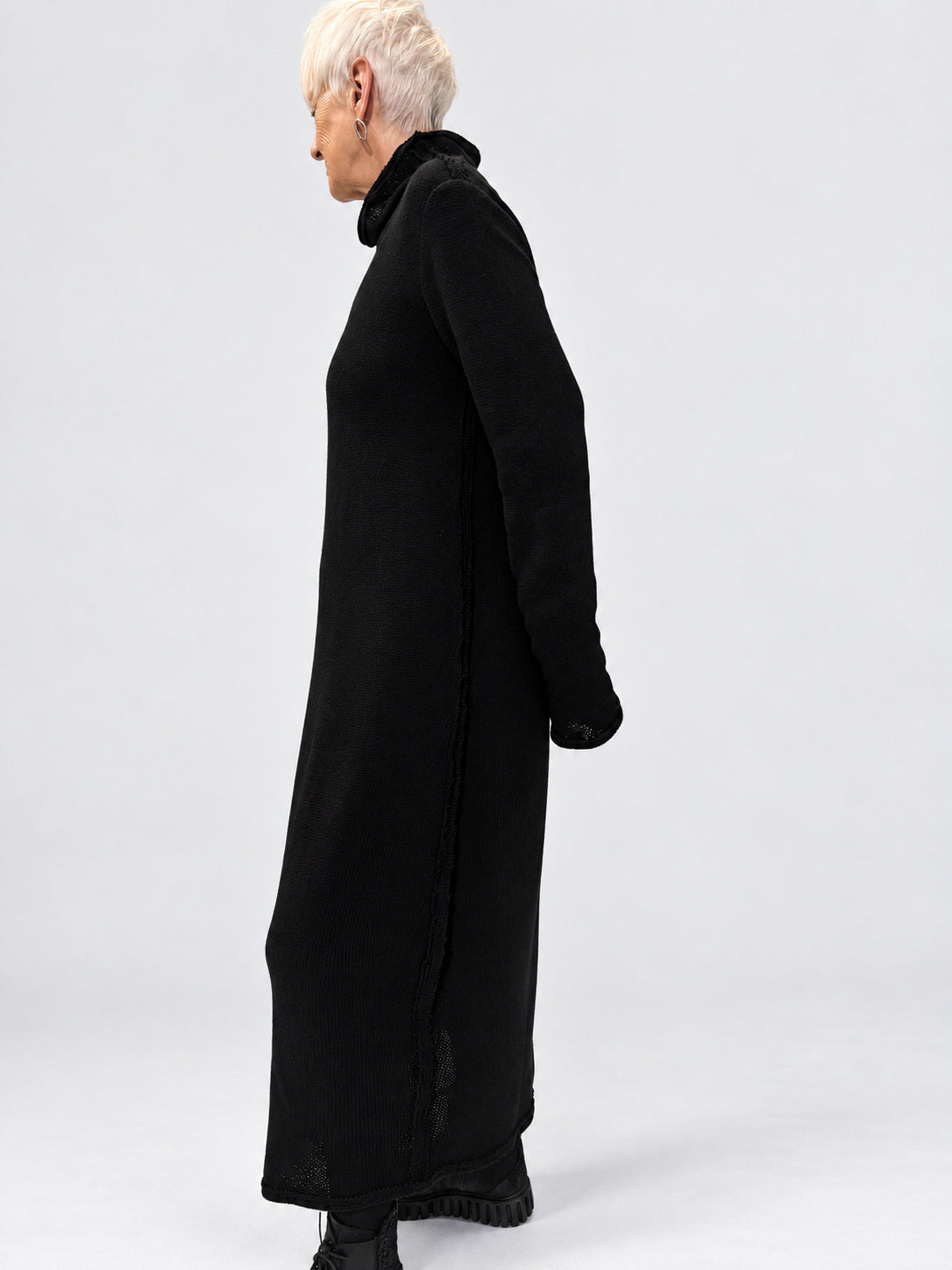 Kedziorek 5577 black long dress with raised neckline — side view