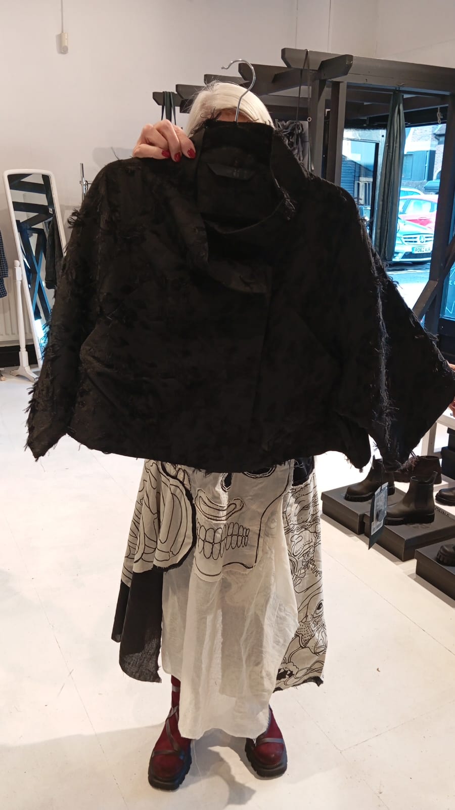 Moyuru 263620 textured cropped jacket in black, garment reference view
