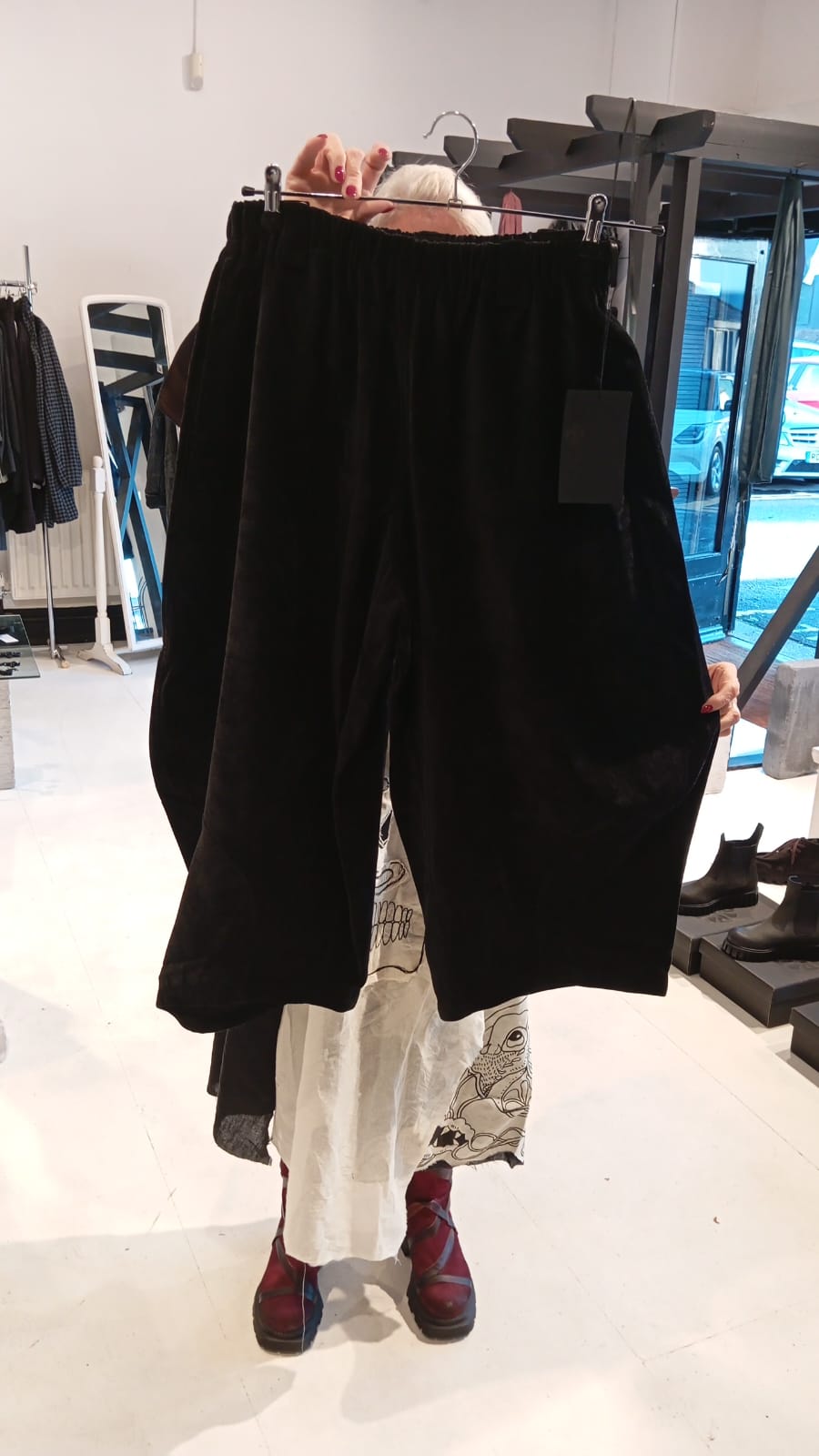 Moyuru 263646 wide-leg trousers in black, garment reference view