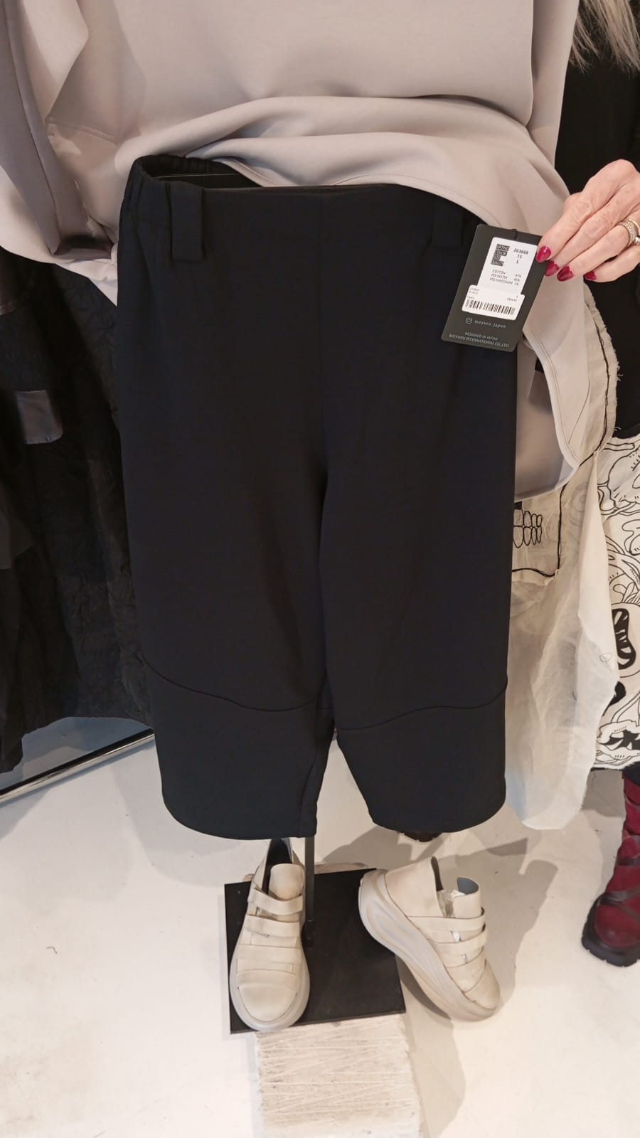 Moyuru 263668 cotton-blend cropped trousers in black, garment reference view