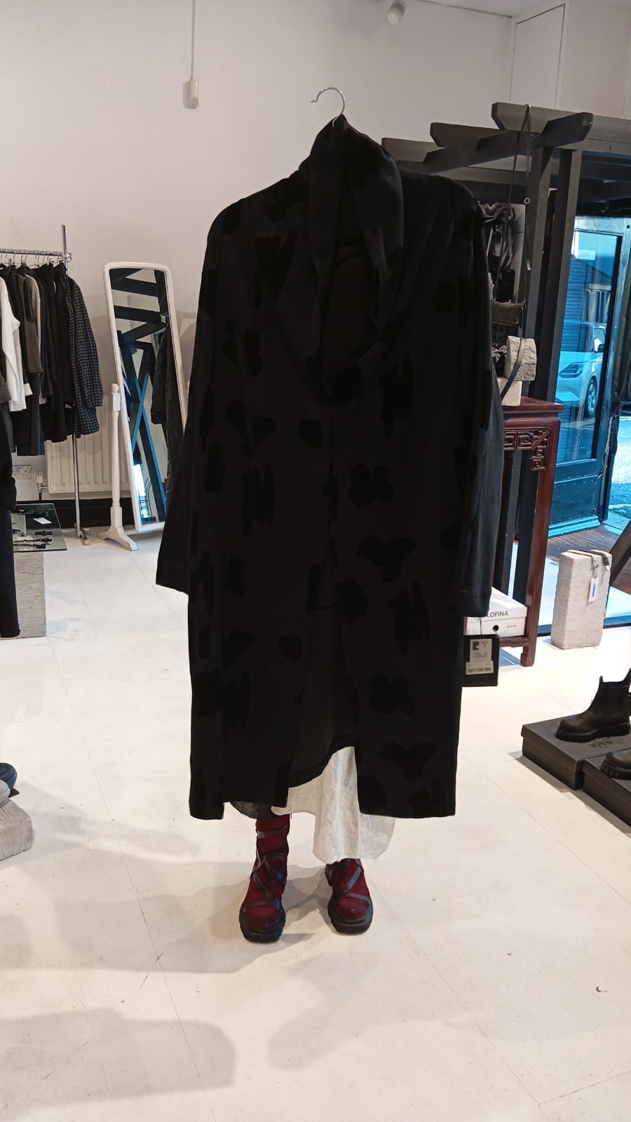 Moyuru 263670 long abstract-detail layer in black, garment reference view