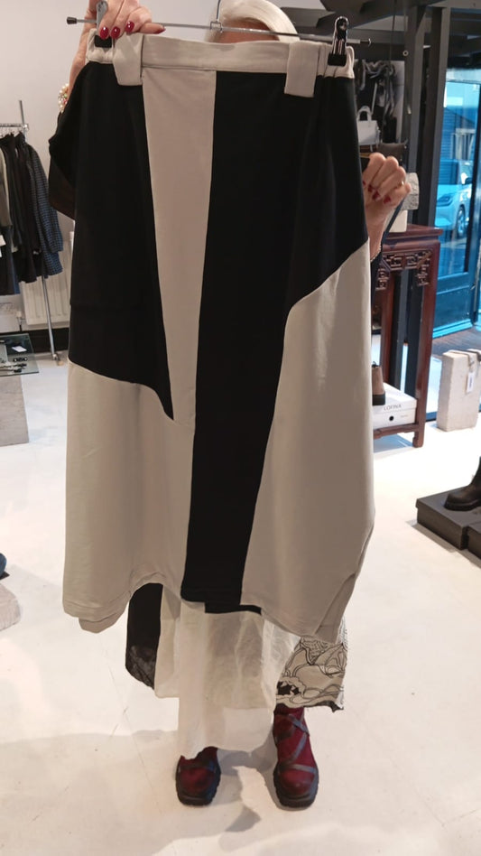 Moyuru 263679 colour-block cotton-blend skirt in beige/black, garment reference view