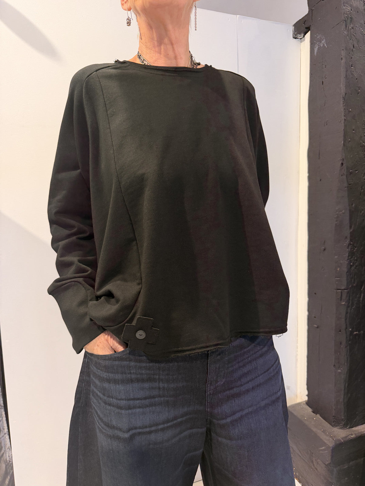 PLU Short sweatshirt in black, front view