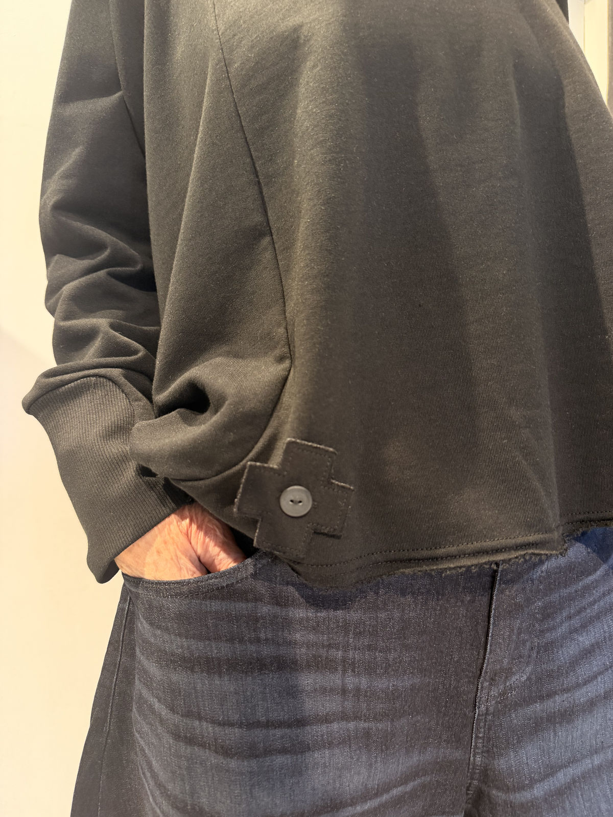 PLU Short sweatshirt in black, hem detail
