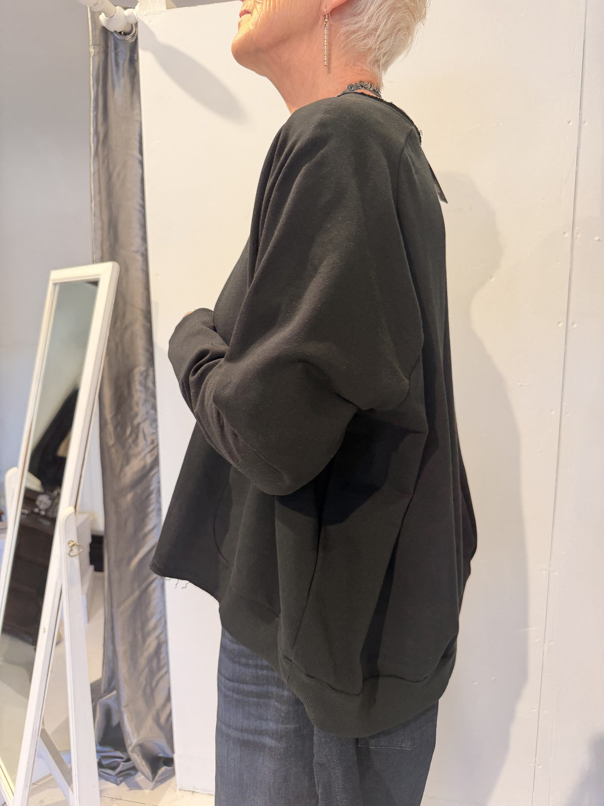 PLU Short sweatshirt in black, side view
