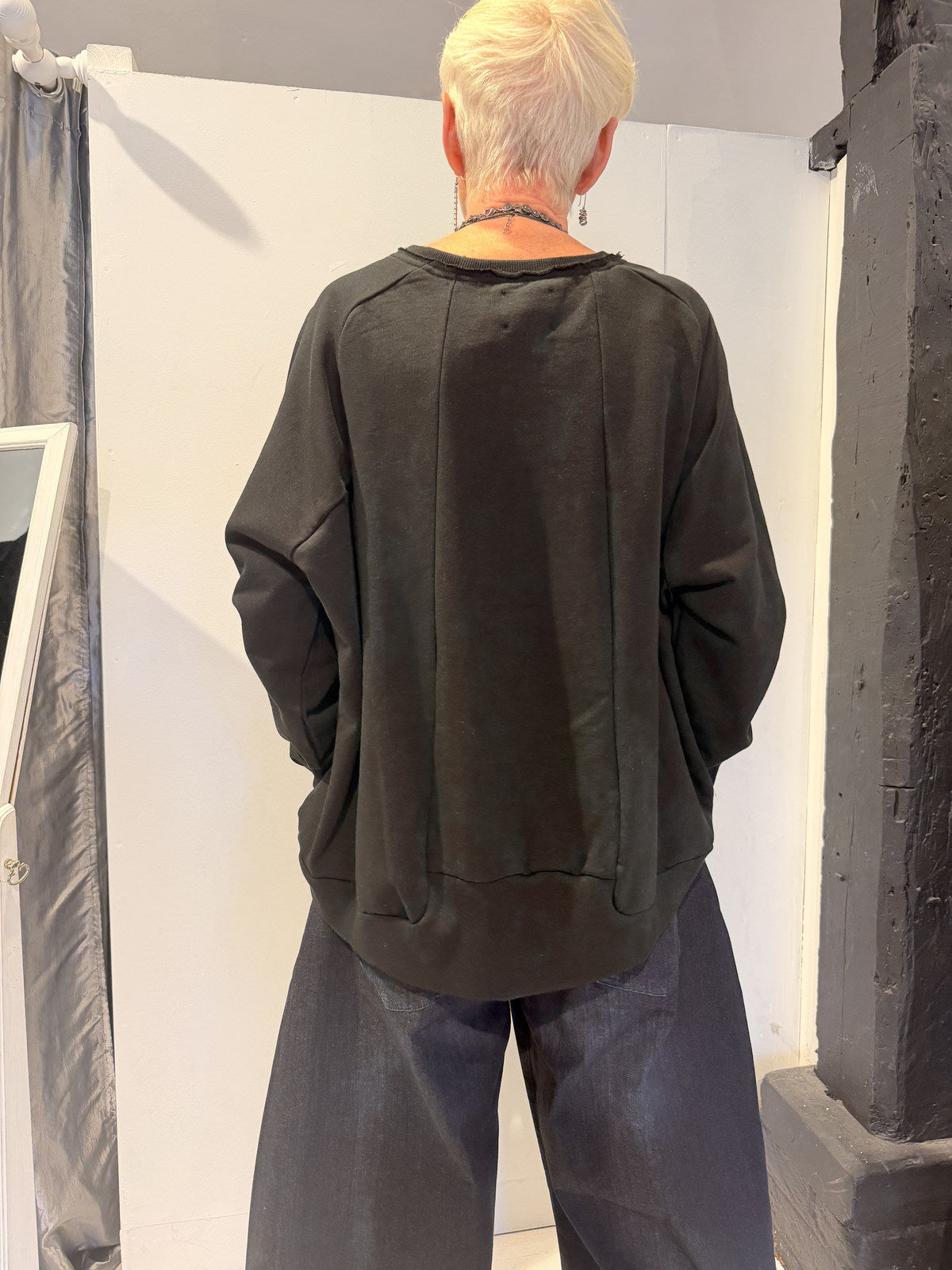 PLU Short sweatshirt in black, back view