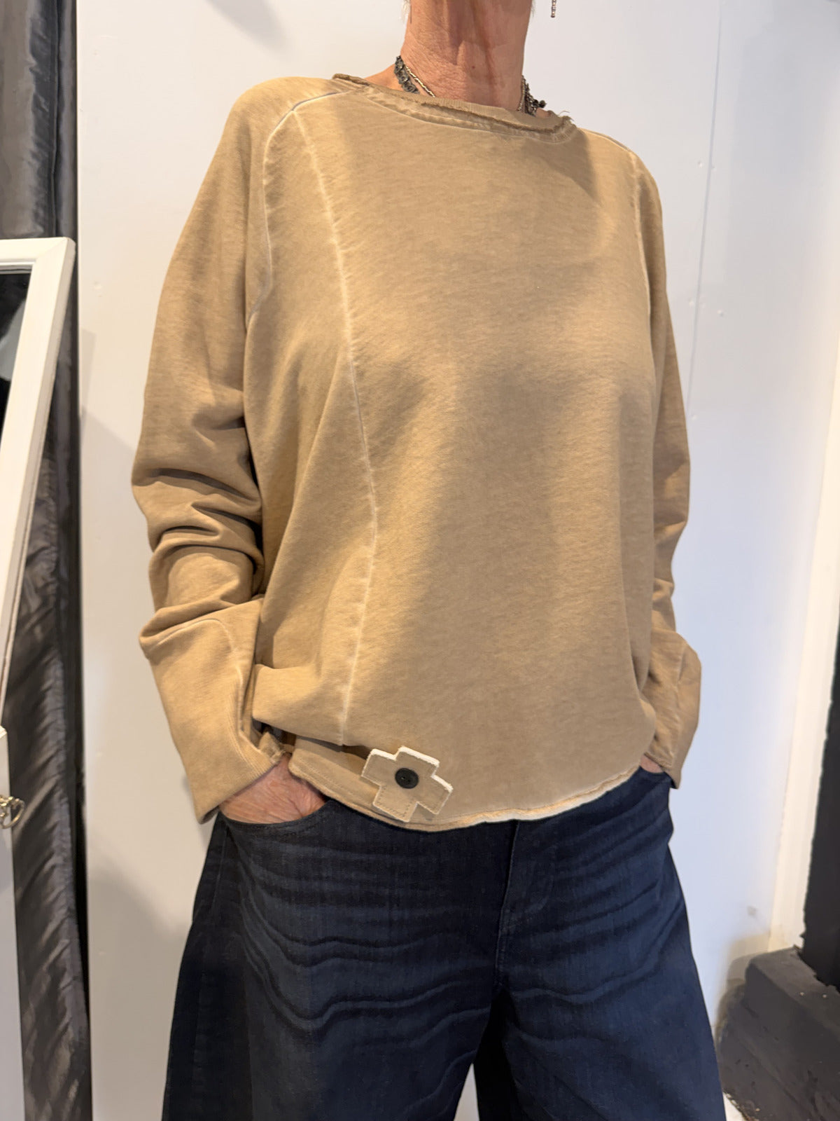 PLU Short sweatshirt in desert, front view