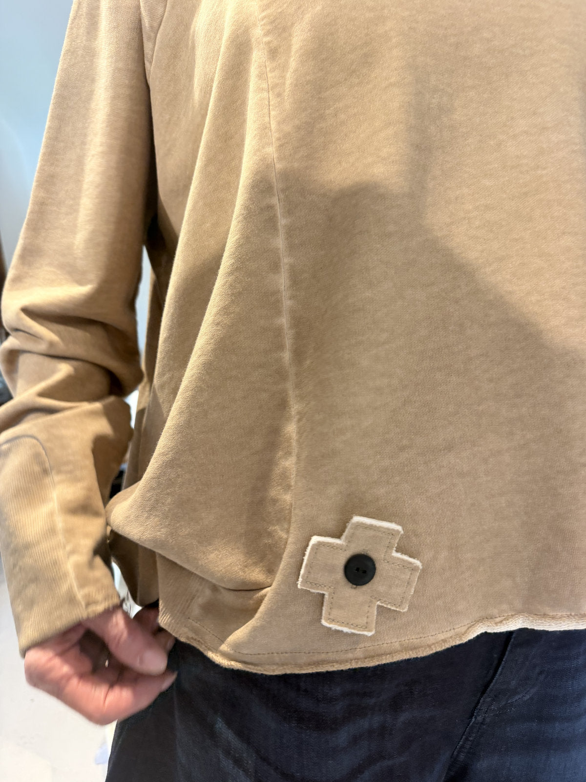 PLU Short sweatshirt in desert, hem detail