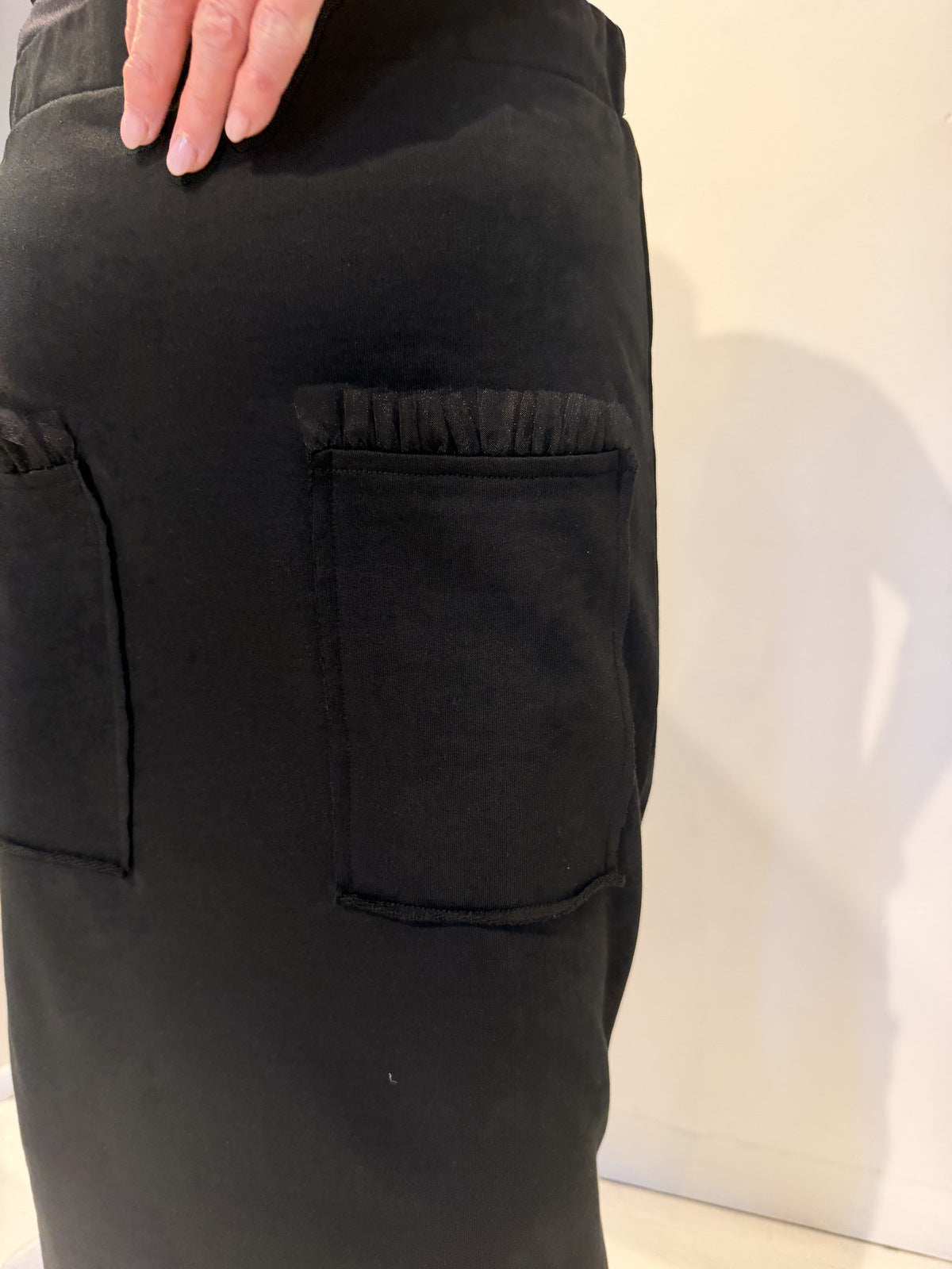 PLU Pencil skirt in black, pocket detail
