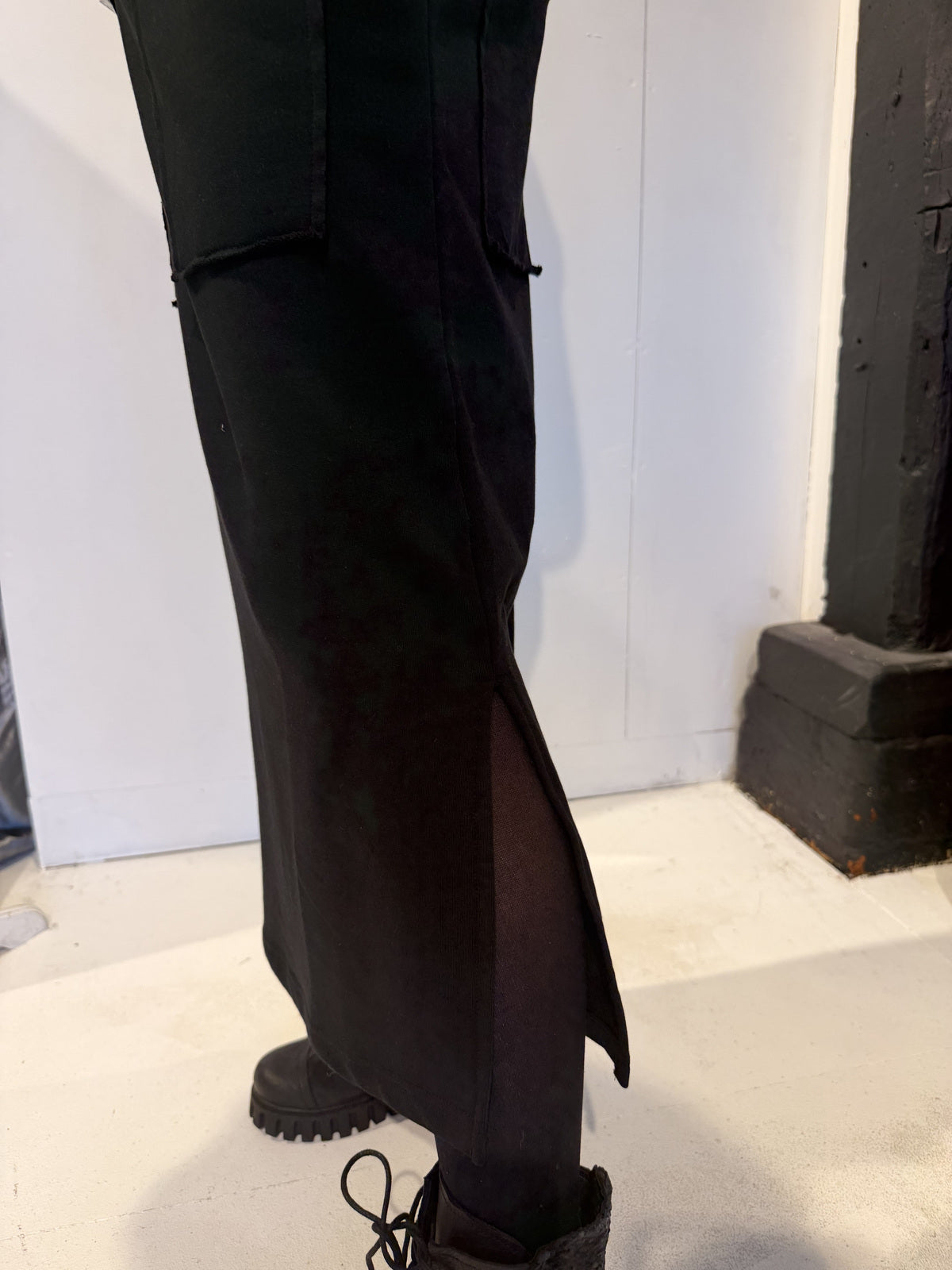 PLU Pencil skirt in black, side view