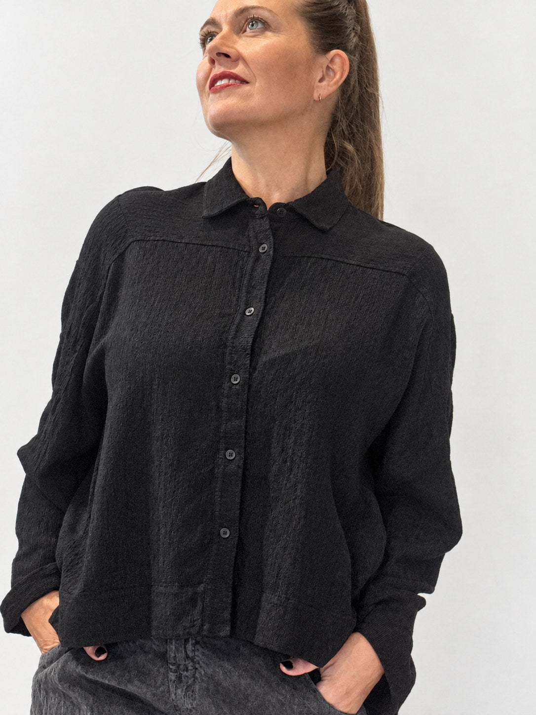 Transit anthracite textured panelled shirt – front view