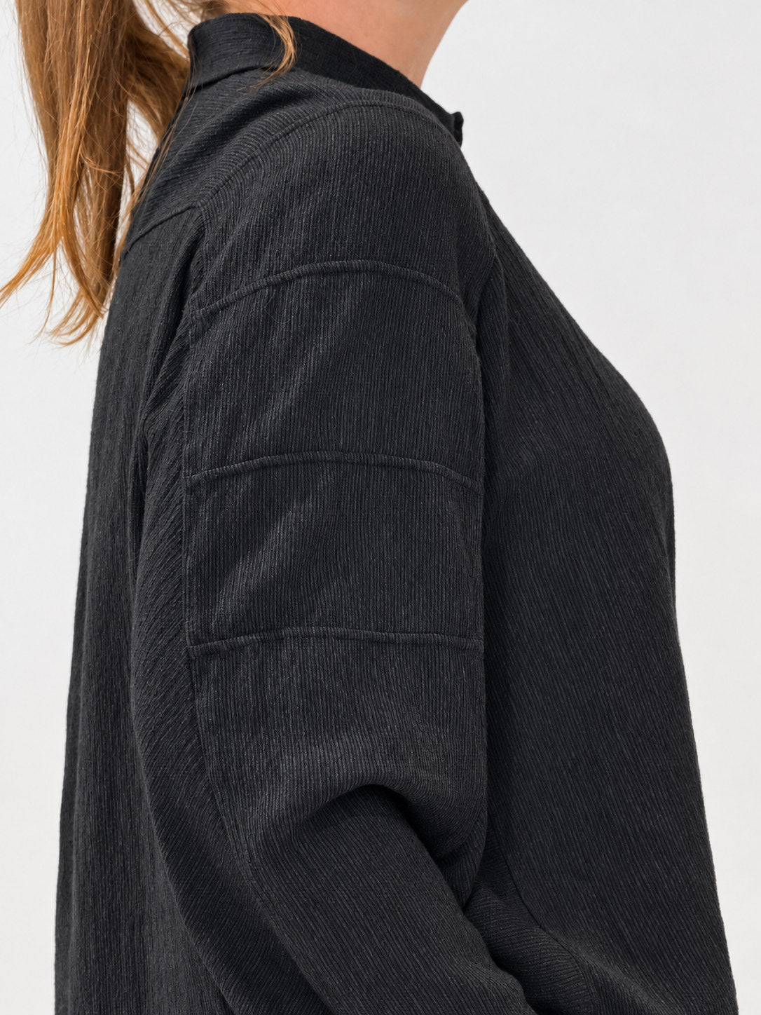 Transit anthracite shirt – dropped shoulder and side-panel detail