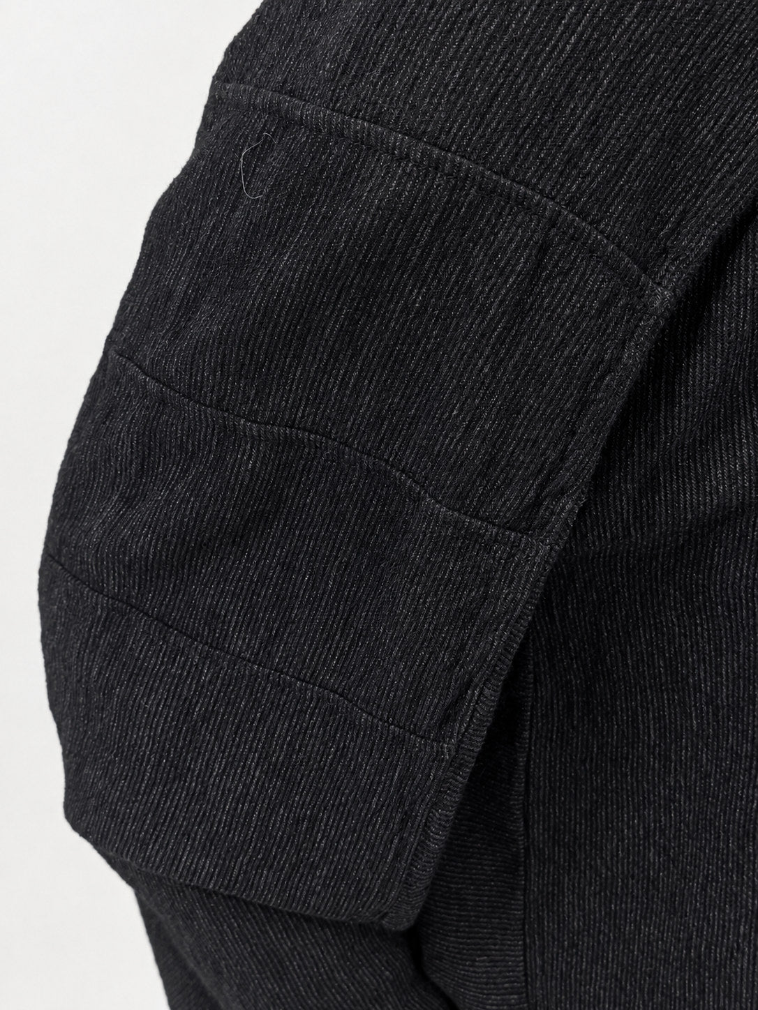 Transit anthracite shirt – textured sleeve panel detail